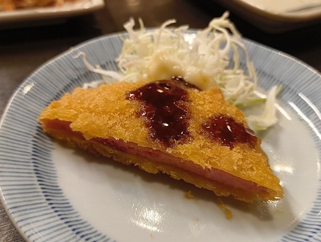 ハムカツを食べる