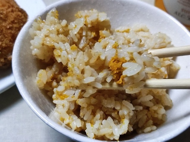 うにご飯を食べる