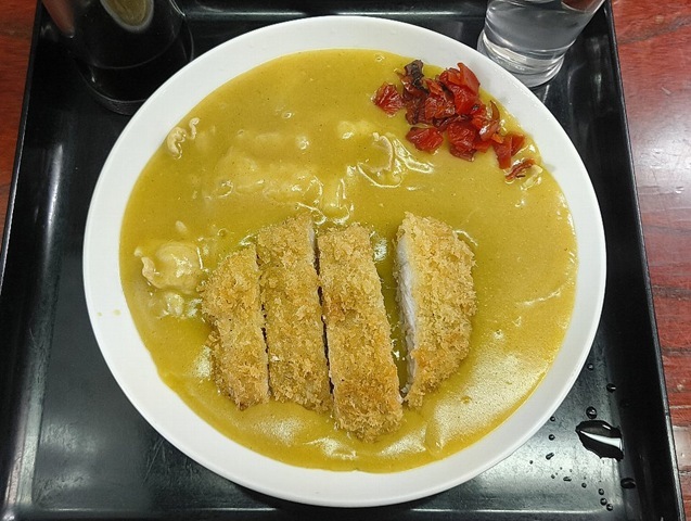 「東嶋屋」で「カツカレー」でランチにすれば、なにも云わなくても出て来る真っ黄色な「カツカレー」（ご飯半分）と「おしんこ盛り合わせ」と「ビール」なのだ。「東嶋屋」もあたしの『街的』になったのかなぁ、と思う。うまかったのだよ（笑）。（東嶋屋：竜泉一丁目）