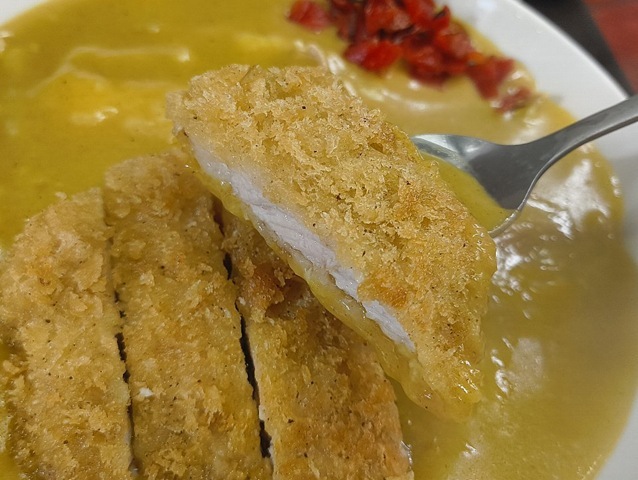 カツを食べる