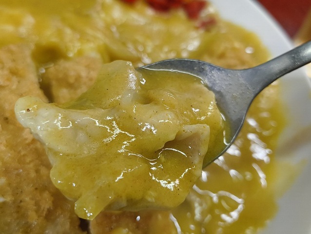 カレーを掬って食べる