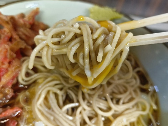 黄身をまぶした蕎麦を手繰ってみる
