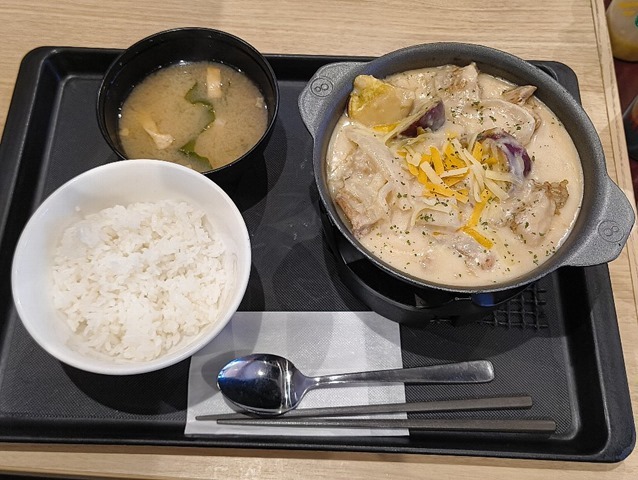 シュクメルリ鍋（ライス・みそ汁）