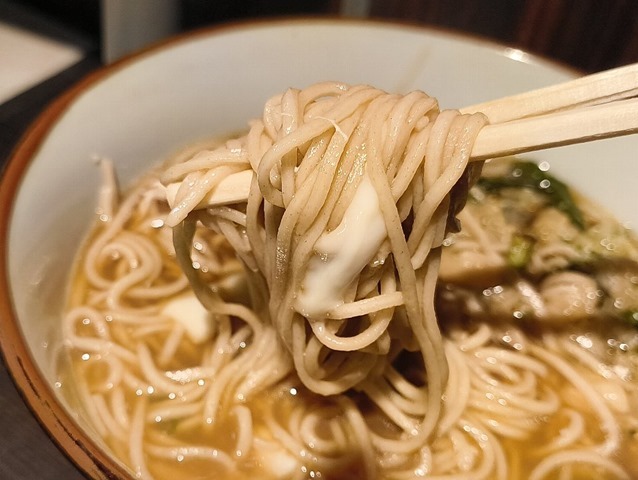 白濁した白身とそばを手繰る
