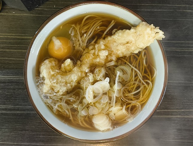 「文殊」で「イカ天そば」＋「生たまご」でランチ。今日の「蕎麦」は汁が薄くて思ったようには行かなかったけれど、「イカ天」はしっかりした大きさでうまかったのだよ（笑）。（文殊 浅草店：浅草一丁目：浅草地下街）