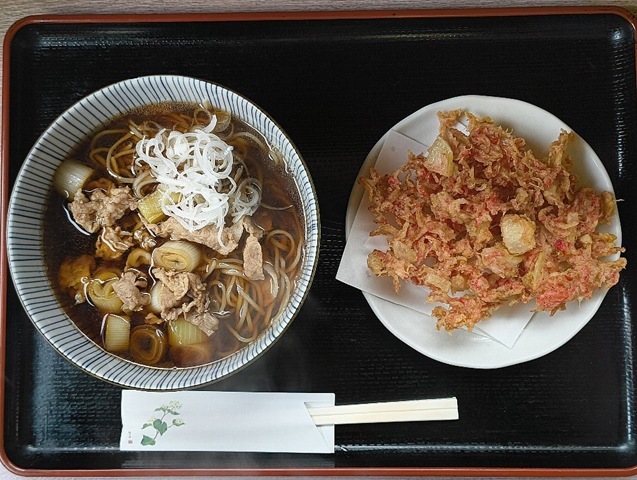 『ねぎどん』の揚げたて「桜えび天」と「ねぎ肉そば」でランチ。天ぷらは注文を受けてから揚げてくれるので、いつもアツアツのサクサクだ。 最初はサクサクのまま楽しみ、後半はつゆにたっぷり浸して、衣に肉の旨味を吸わせる。うまかったのだよ（笑）。（ねぎどん：千束一丁目）