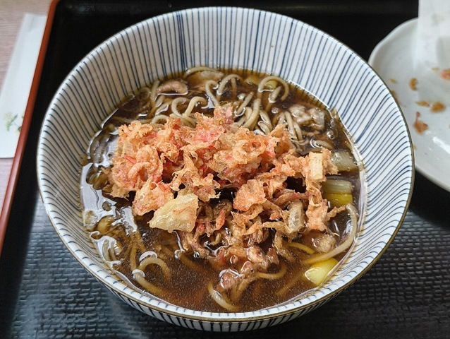 蕎麦汁に桜えび天をつける