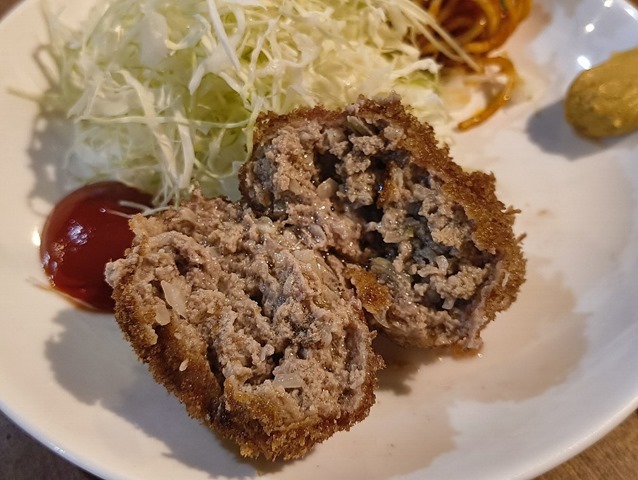 二つに割ると肉汁がジュワー