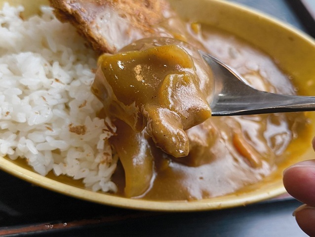 カレーを食べる