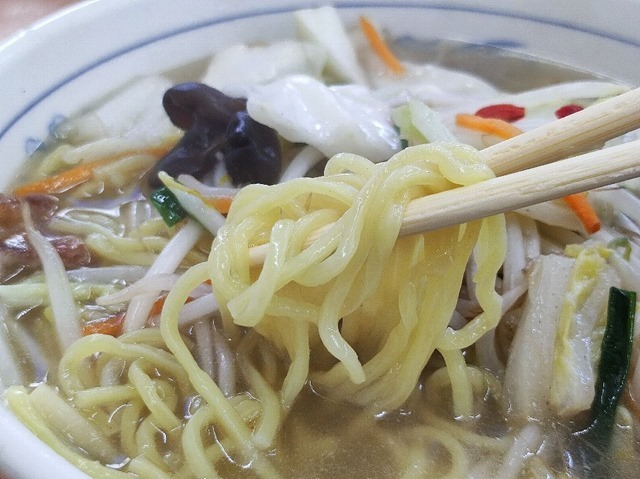 麺を食べる