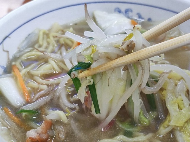 野菜を食べる