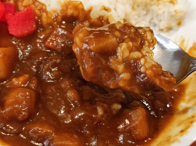 カレーを食べる