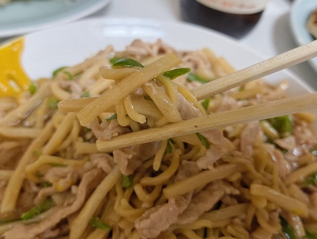 ルース焼きそばを食べる
