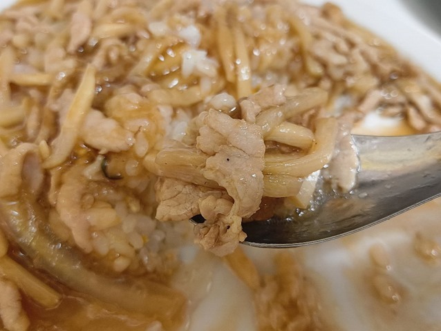 肉チャーハンを食べる