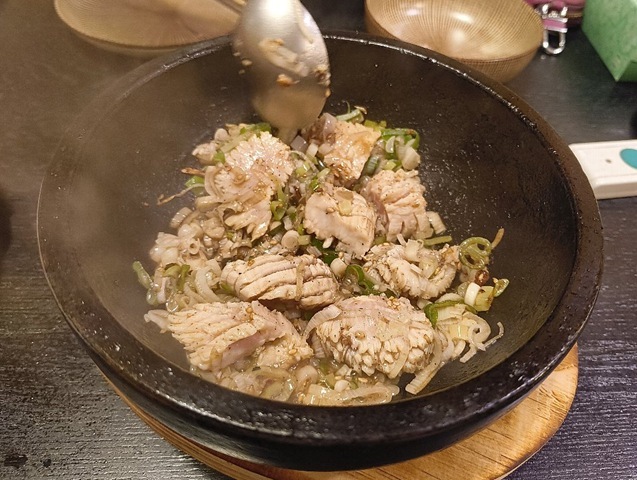 『なると』で家族で夕餉にしたが、「豚足」、「蒸し鶏」、「センマイ刺し」を食べ、「たまごサラダ」に「海鮮チヂミ」それから「石焼きミノ」と「赤星」も2本を飲んだ。これだけ食べれば十分だなと思ったのだが、あげくの果てに「ニンニク玉子ごはん」と「ユッケジャンクッパ」だって。しかし、よく食う家人と息子なのである（笑）。（なると：浅草四丁目）