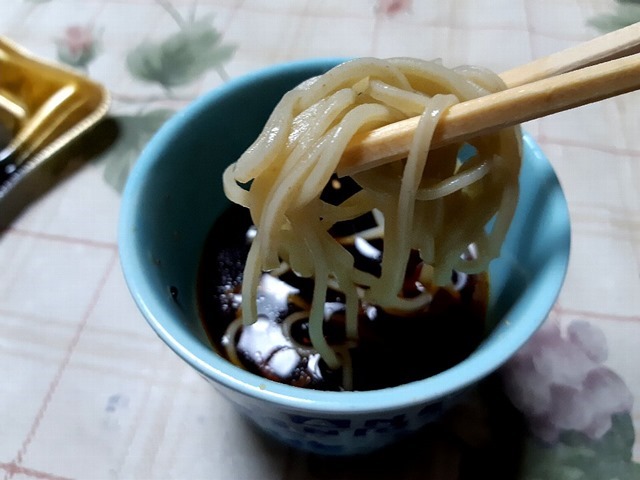 ゆず七味で越の海藻挽き生そばを手繰る