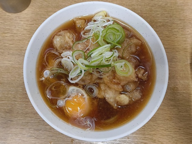 「一由そば」で「たまねぎ天」＋「生たまご」＋「太そば」（小盛）で朝飯。「生たまご」の黄身を全面に散してやると局面は混沌とかわる。 その混沌の中に箸を入れ、蕎麦も「天ぷら」も「生たまご」も一緒に手繰るってやるのだ。 それがうまさを倍増させてくれるのだよ（笑）。（一由そば：荒川区西日暮里2丁目）