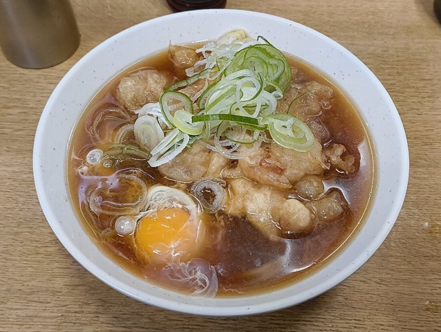 たまねぎ天＋生たまご＋太そば（小盛）