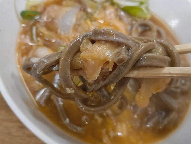 蕎麦も天ぷらも生たまごの破片も一緒に手繰るってやるのだ