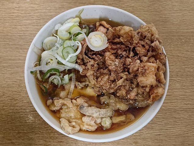 「一由そば」で「ゲソ天」＋「蓮根と白菜天」＋「太そば」（小盛）を手繰る。「蓮根と白菜天」をひっくり返して「蕎麦」を探すが、なんと「蕎麦」がない。 あたしは「ヌキ」を頼んだのか、と勘ぐったが、「ゲソ天」の下のあったのだ。うまかったのだよ（笑）。（一由そば：荒川区西日暮里2丁目）