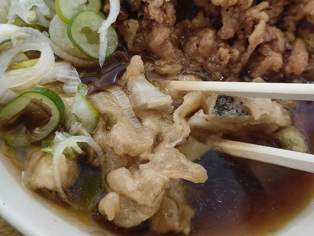 蕎麦を手繰ろうと思えば蕎麦が見えないので蓮根と白菜天をがぶりとやるのだ