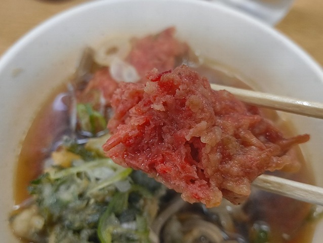 小海老のかき揚げを食べる