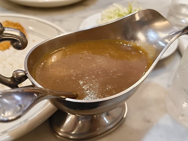 グレイビーポートに入ったカレー