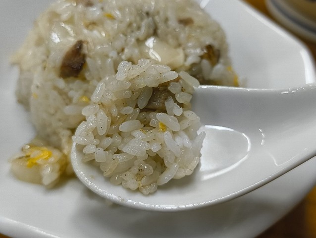 チャーハンを食べる