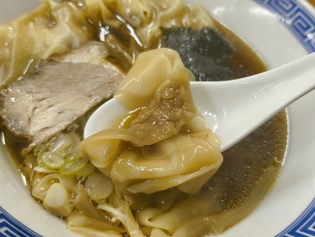 ワンタンを食べる