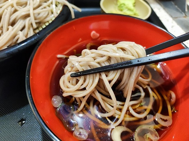 まずは蕎麦を手繰る