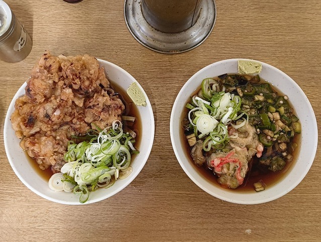 冷し太そば（小盛）＋山形だし＋ゴーヤと枝豆のかき揚げと、冷し太そば（小盛）＋ジャンボゲソ天