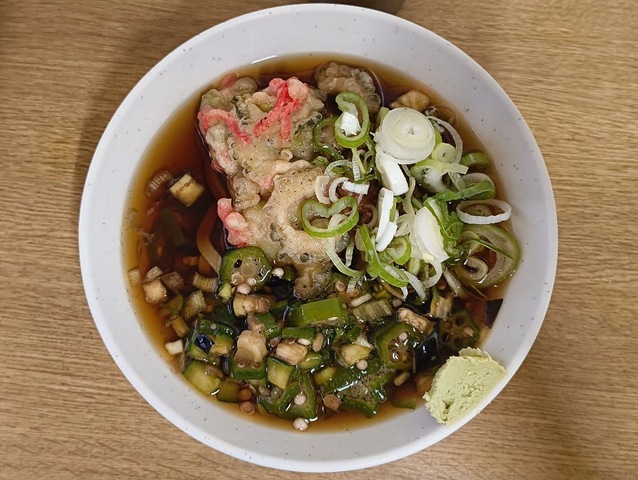 「一由そば」で「冷し太そば」（小盛）＋「山形だし」＋「ゴーヤと枝豆のかき揚げ」で朝飯にしたこと。「山形だし」は前回は無くてリベンジしたのだが、いや、やっぱりうまいのだよ（笑）。（一由そば：荒川区西日暮里2丁目）