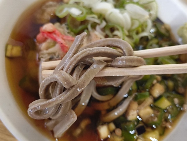 まずは蕎麦を手繰る