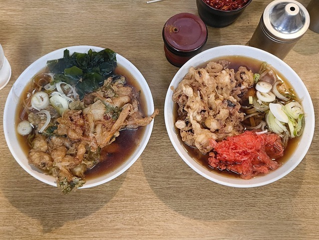 『一由そば』で「あさりと三つ葉のかき揚げ」と「五目かき揚げ」に「太そば」（小盛）で夕餉。丼の中で渾然一体となった、わけの分からなくなった「かき揚げ」と麺を、交互に手繰る。 こうして食べる『一由』は、うまいに決まっているのだな（笑）。（一由そば：荒川区西日暮里2丁目）