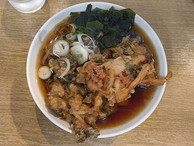 あさりと三つ葉のかき揚げと五目かき揚げと太そば（小盛）