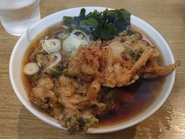 あさりと三つ葉のかき揚げと五目かき揚げと太そば（小盛）