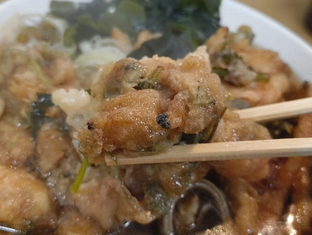 あさりと三ツ葉のかき揚げを食べる
