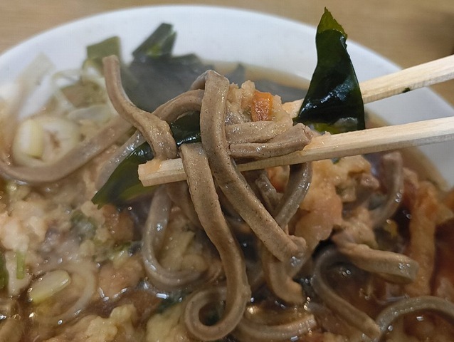わけの分からなくなったかき揚げと蕎麦とを交互に手繰る