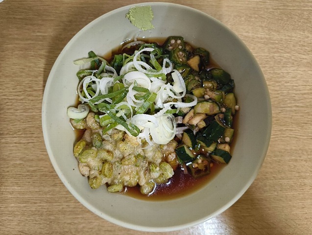 『一由そば』で「冷やし太そば（小盛り）」を「山形だし」と「枝豆天」で食べたこと。「山形だし」とこの「冷し太そば」の組み合わせを考えついた『一由そば』は天才だ。太い蕎麦は「冷やし」で食べるとより一層硬くなるのだが、噛み締めていると、蕎麦の風味が口いっぱいに広がる。 加えて「山形だし」の粘りが、一層この蕎麦をうまくしてくれるのだ〈笑）。（一由そば：荒川区西日暮里2丁目）