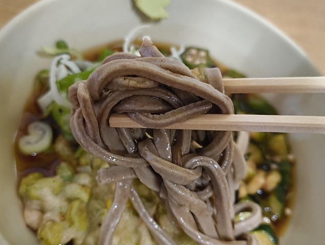 蕎麦を手繰る