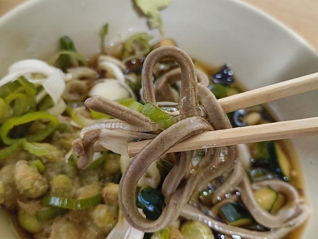 山形だしと一緒に蕎麦を手繰る