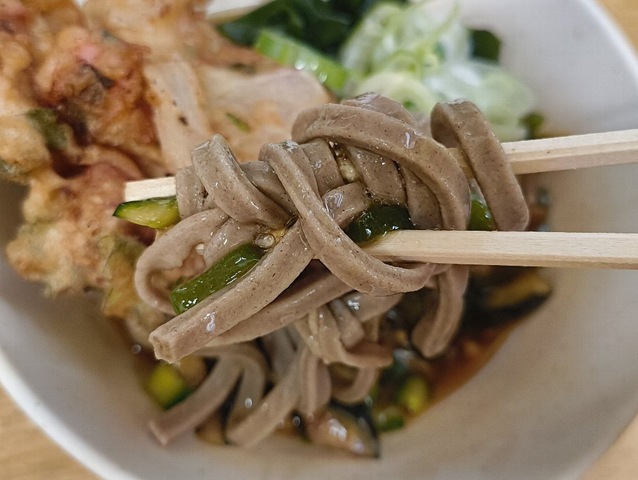 太蕎麦を手繰る