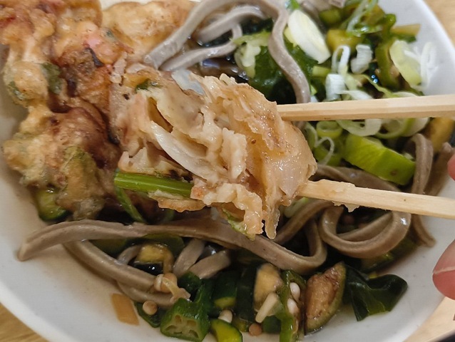 五目かき揚げを食べる