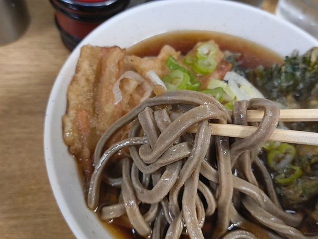 蕎麦を手繰る