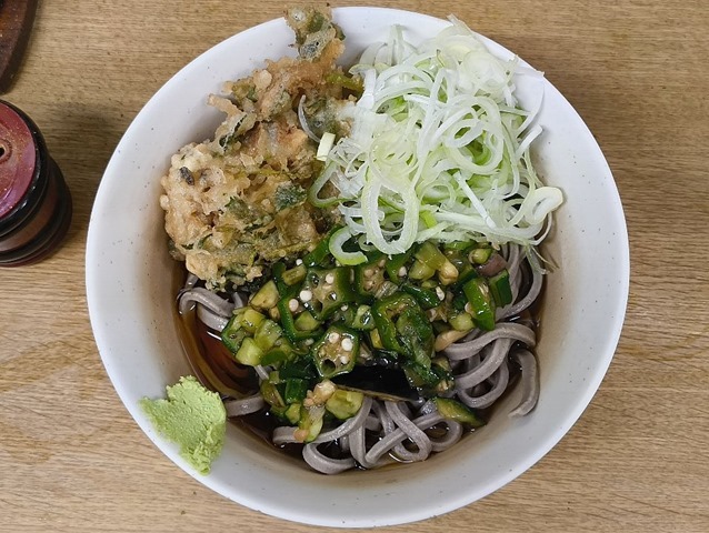 冷し太そば＋山形だし＋あさりと三つ葉のかき揚げ
