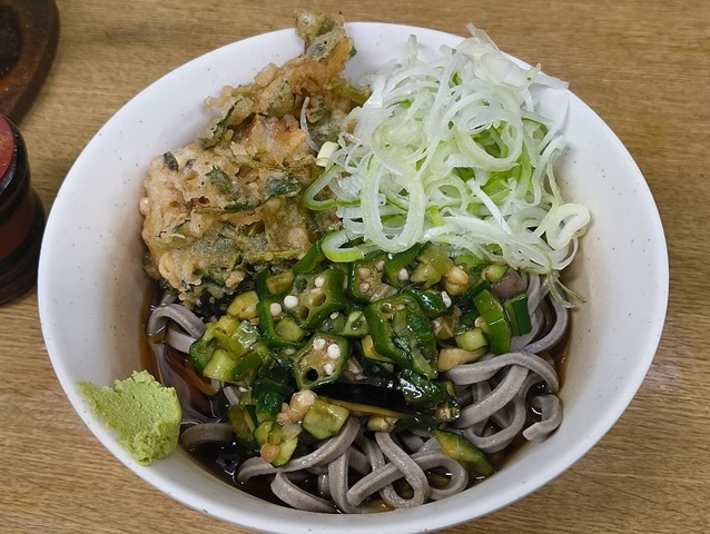 冷やし太そば＋山形だし＋あさりと三つ葉のかき揚げ