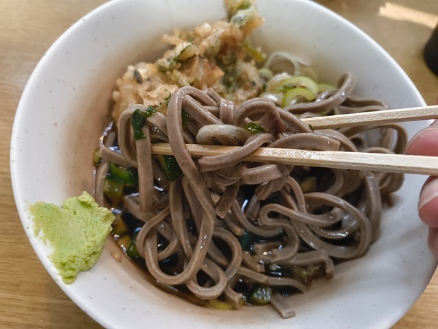 山形だしをそばに絡めて手繰るのだ