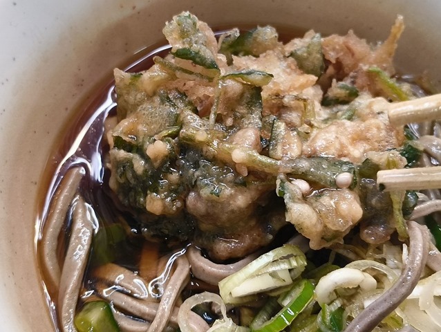 あさりと三つ葉のかき揚げを汁に浸してみる