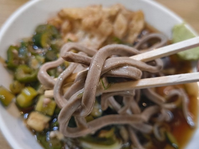 蕎麦を手繰る
