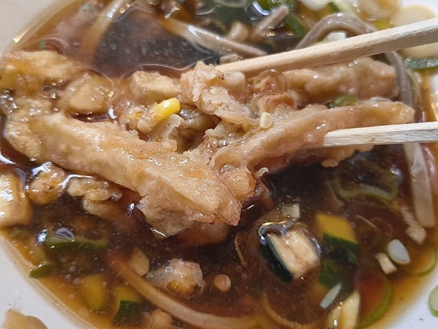 じゃがいもとコーンのかき揚げを食べる